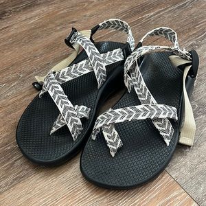 EUC Women’s Chaco sandals white and black size 9 wide